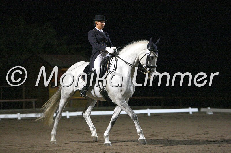 Sabrina Schmitz_S Kuer.jpg - Turnier Schloß Wernstein am 11.09.10Sabrina Schmitz mit Koriolan in der Flutlicht Dressur S Kür- GewinnerinFoto von Fotografin Monika Limmer